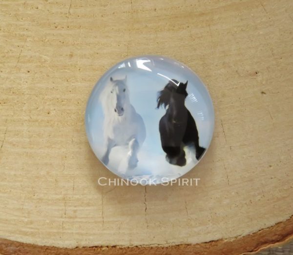 Aimant magnet chevaux blanc et noir sur bois chinook spirit