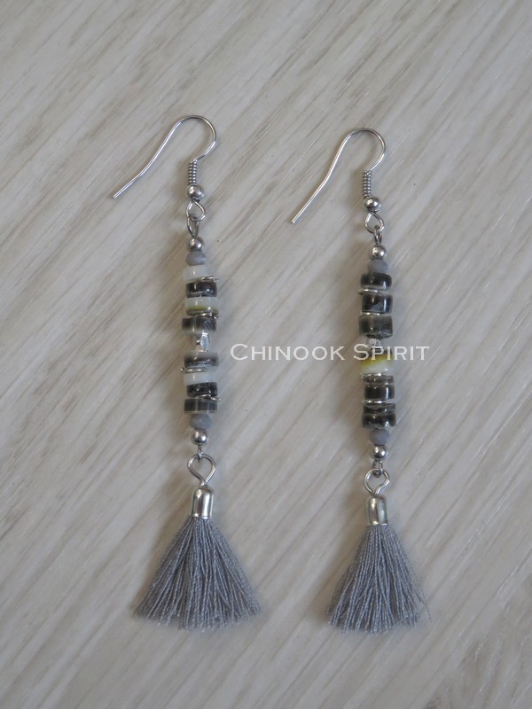 boucles oreilles pendantes gris pompons perles coquillage indien chinook spirit