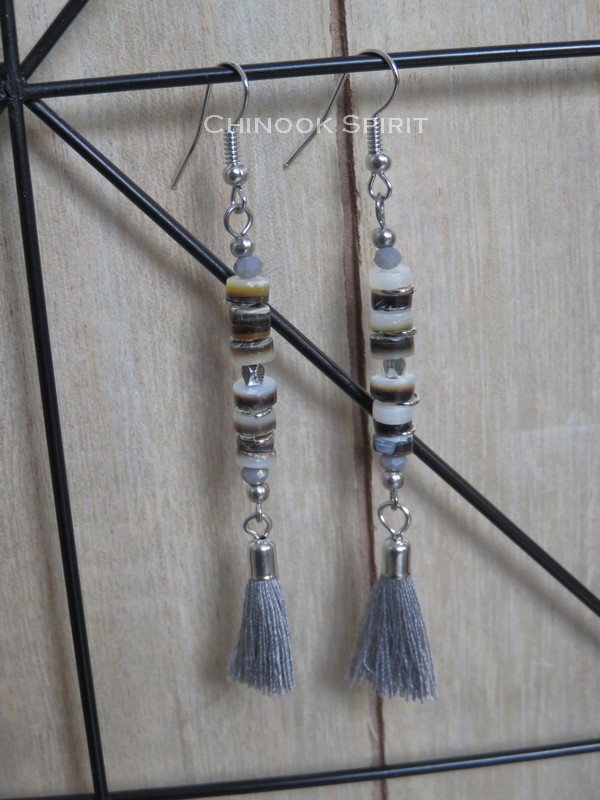 boucles oreilles pendantes gris pompons perles indien chinook spirit