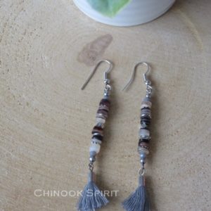 boucles oreilles pendantes grises pompons perles indien chinook spirit