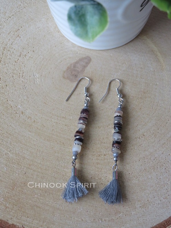 boucles oreilles pendantes grises pompons perles indien chinook spirit