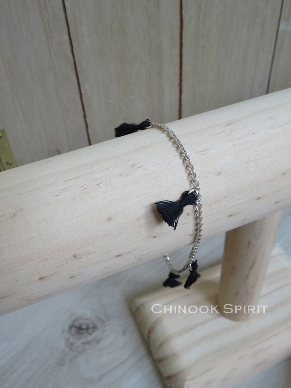bracelet pompons noirs chainette indien chinook spirit