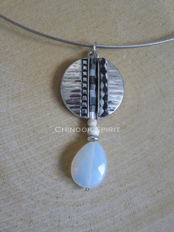 collier rond opaline pendentif perles indien chinook spirit